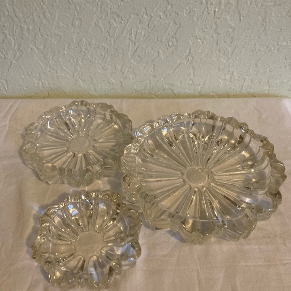 Vintage Hazel Atlas Glass Trio of Daisy Fluted Clear Nesting Ashtrays - Picture 2 of 9